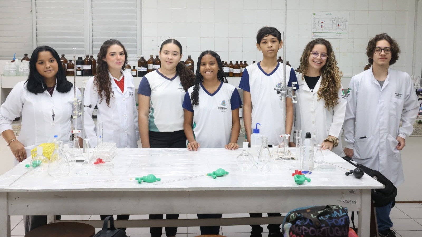 grupo de pessoas posa para a foto